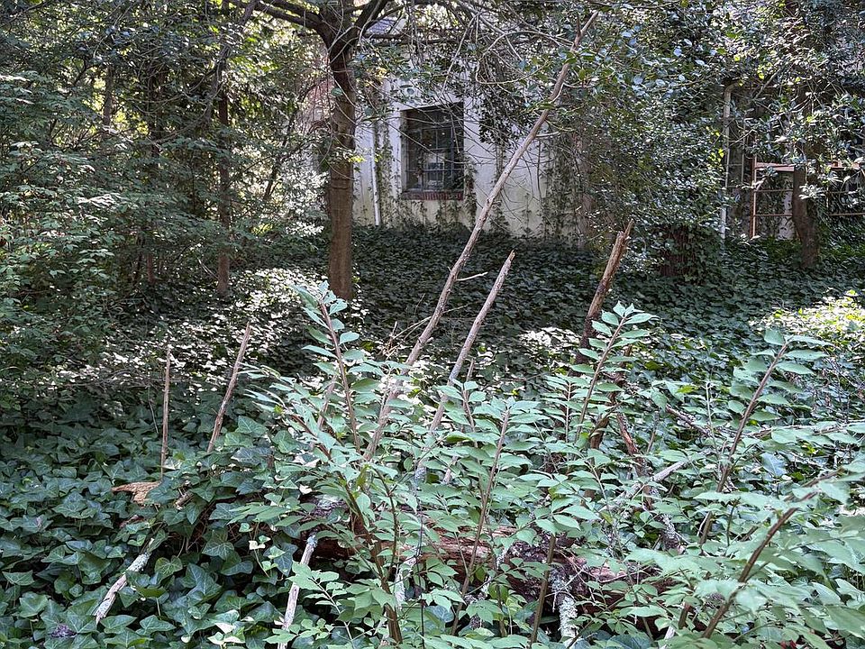 2nd image of 811 W Garden Rd
