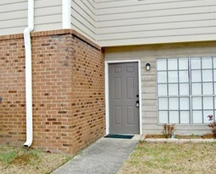 104 Hillsboro Ln — Photo 1