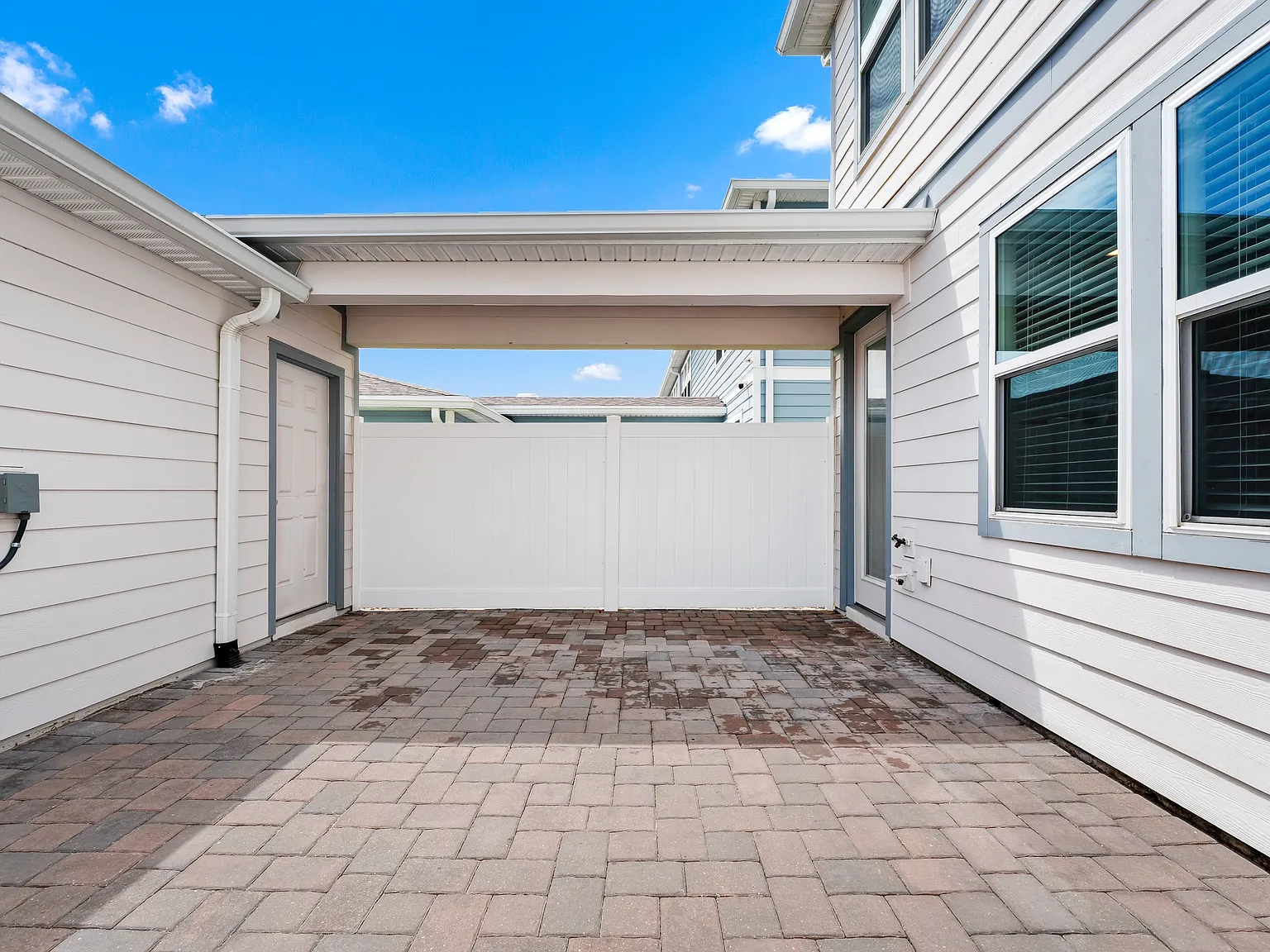 4 bed, 3.5 bath, 1916 sqft, $3,300 — Photo 3