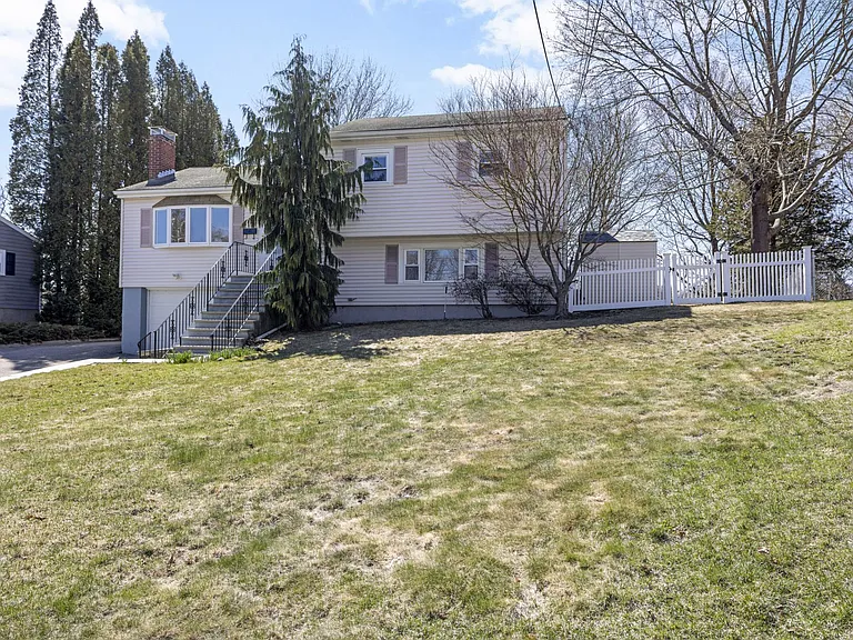 160 Ravenswood Rd — Photo 29