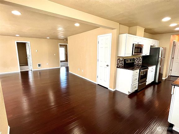 4th image of 2962 38th Avenue NE