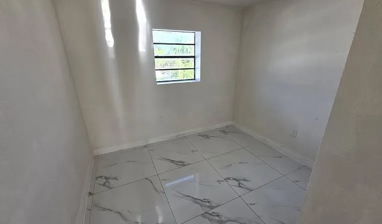 208 Avondale Dr #11 — Photo 2