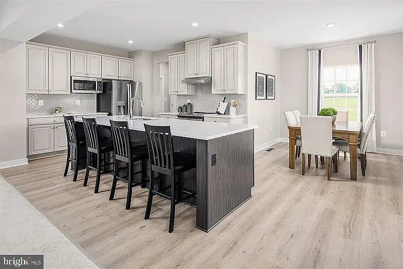 5 bed, 3.5 bath, 2400 sqft, $3,995 — Photo 3