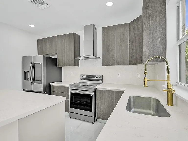 1213 W Las Olas Blvd — Photo 10