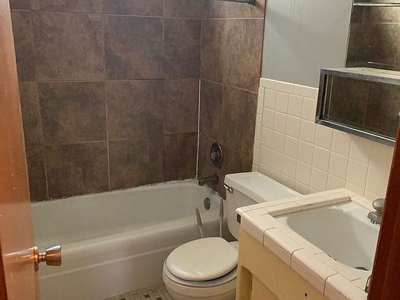 5th image of 900 S 19th St APT 2