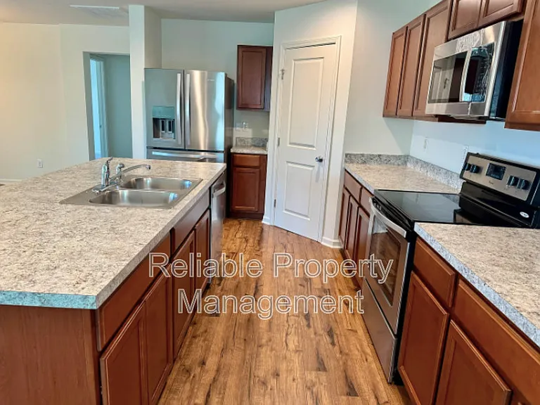 944 Avondale Dr — Photo 4