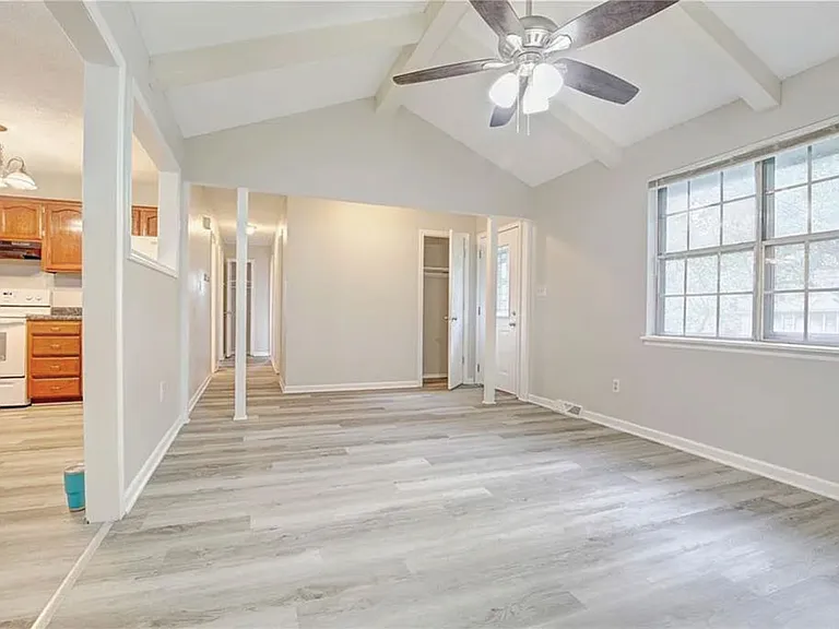 408 NE Lakeview Dr — Photo 3