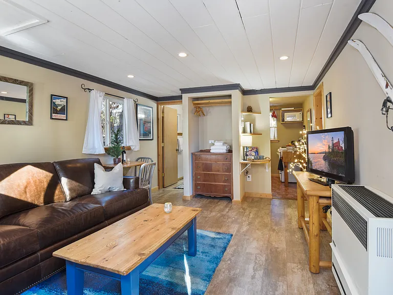 510 Pioneer Way — Photo 3