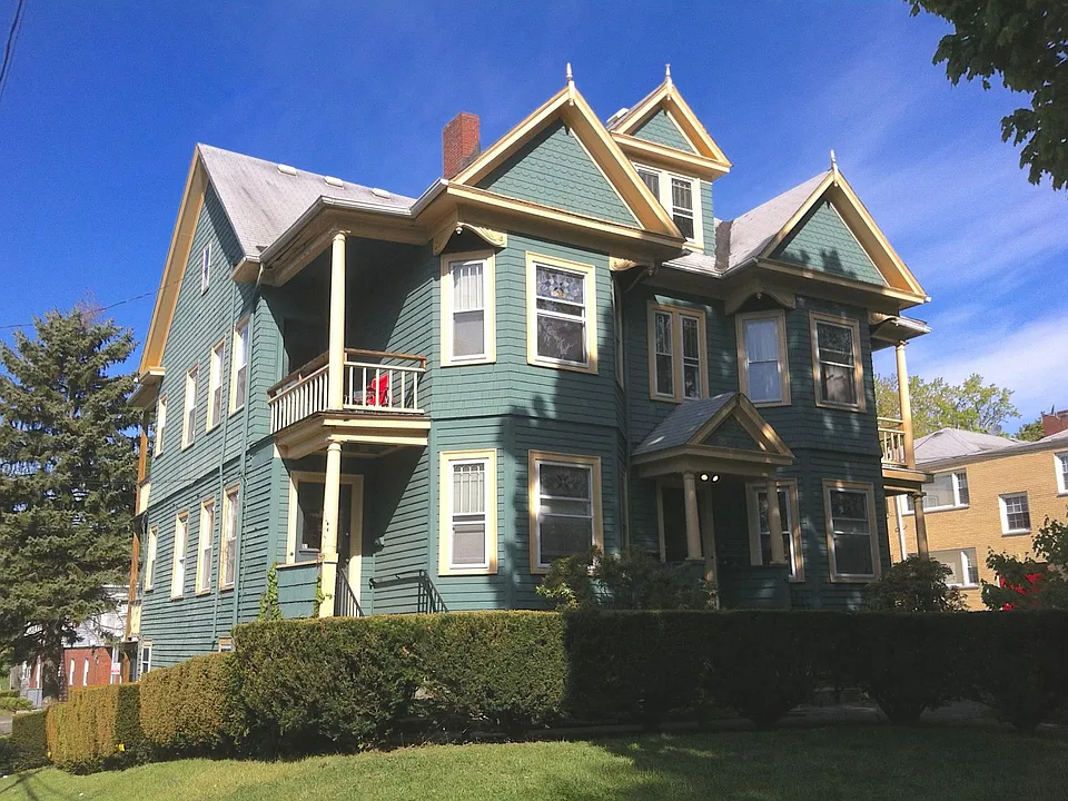 95 Evergreen Ave #2S