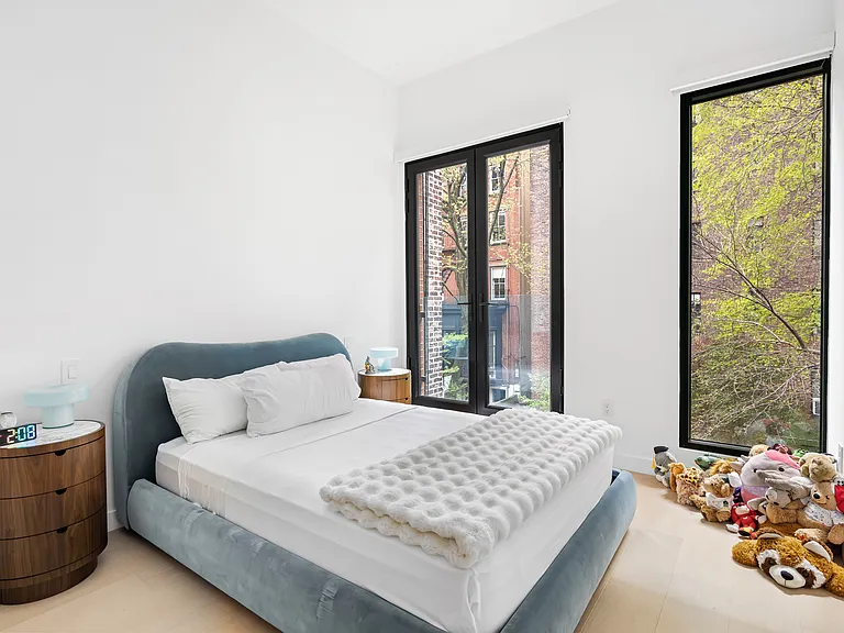 442 W 22nd St — Photo 9