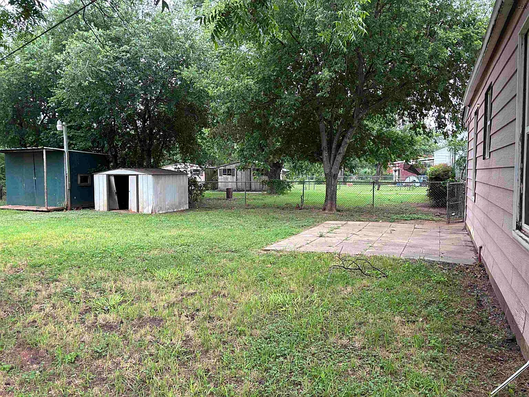 2405 Inglewood Dr — Photo 12