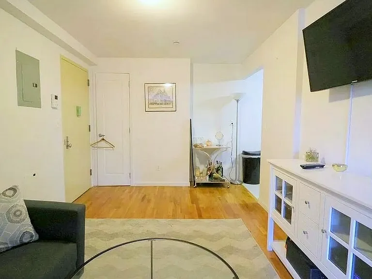 424 E 10th St #3B — Photo 4