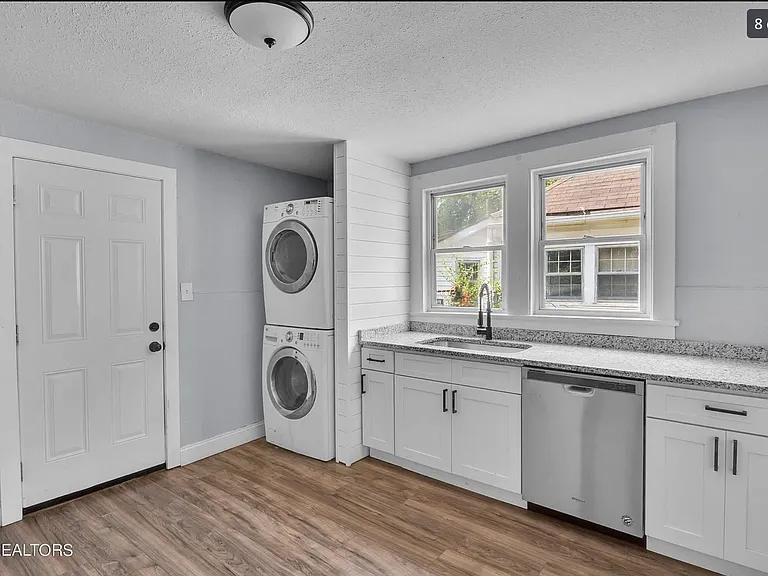 2410 Jefferson Ave — Photo 10