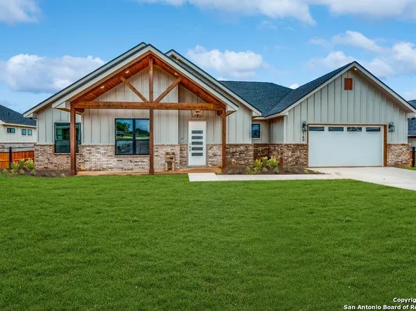 140 WOODBRIDGE DR, La Vernia, TX 78121