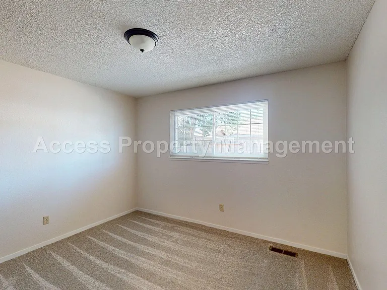 1441 Montclair Dr — Photo 21