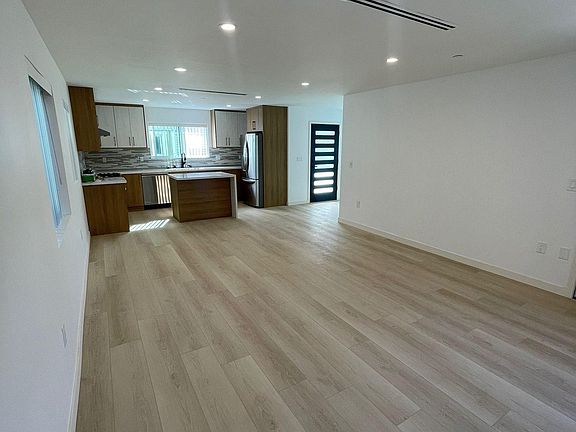 3rd image of 2551 1/2 Manhattan Ave