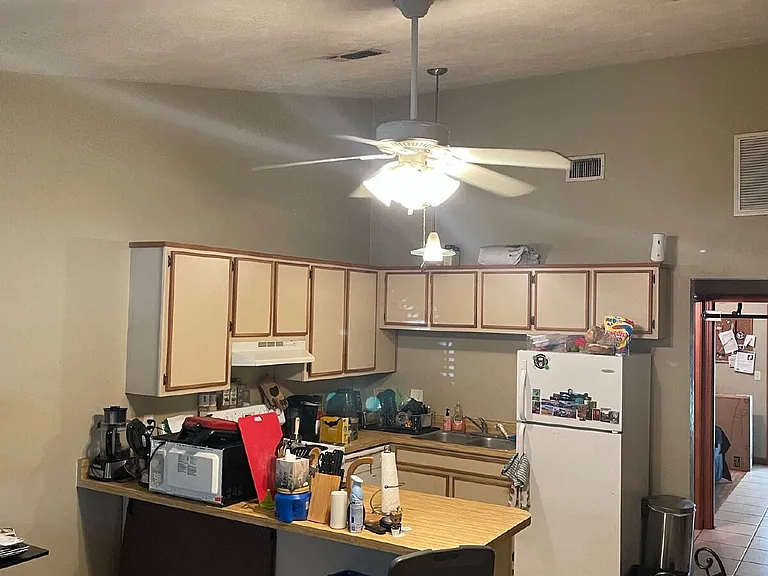 1260 Continental Ct — Photo 4