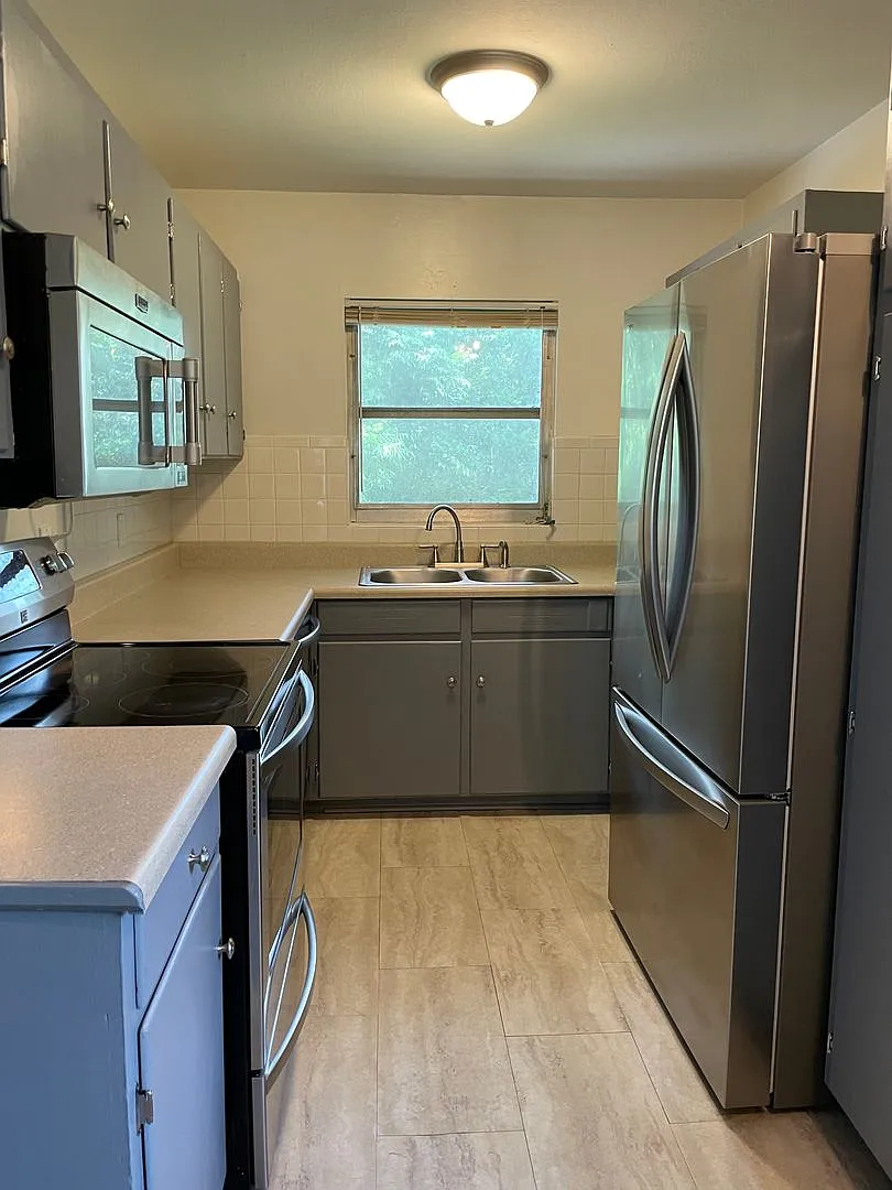 Fall Into Comfort! Spacious 3br/2ba Upstairs Duplex Near Tmh Coming Soon — Photo 3