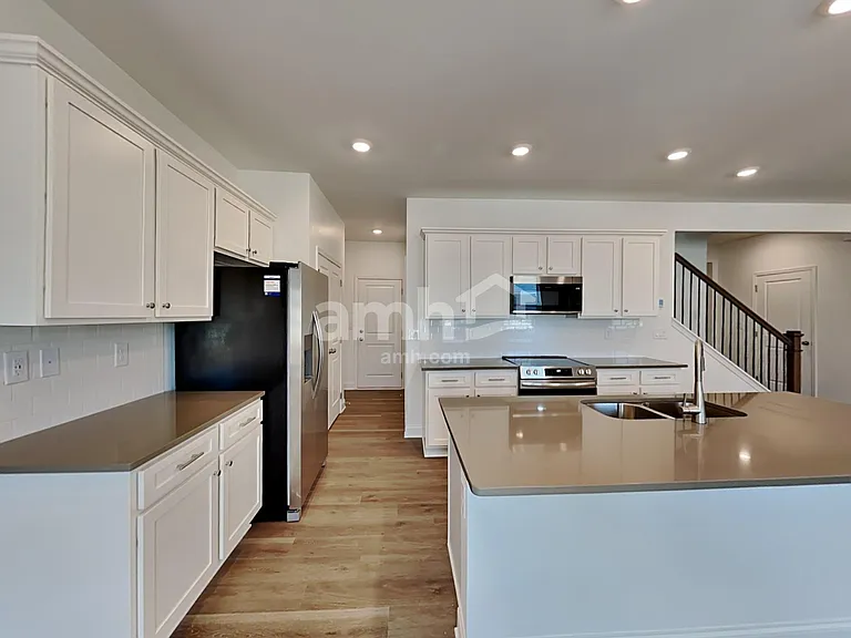 1032 Highland Walk — Photo 3