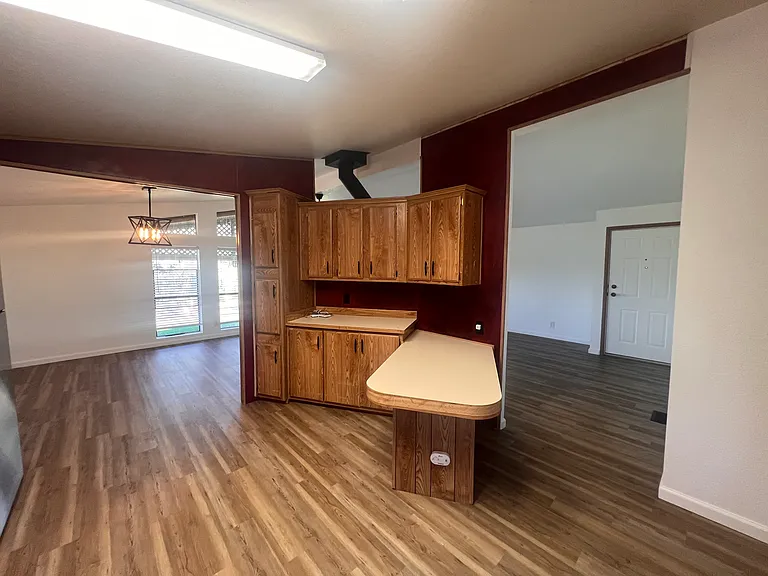 16075 Jellys Ferry Rd — Photo 4
