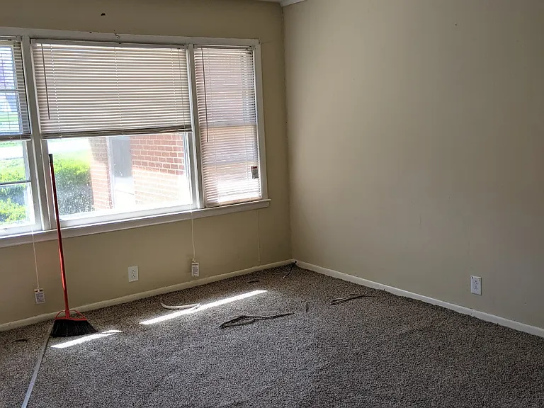 125 Whiteside St — Photo 2