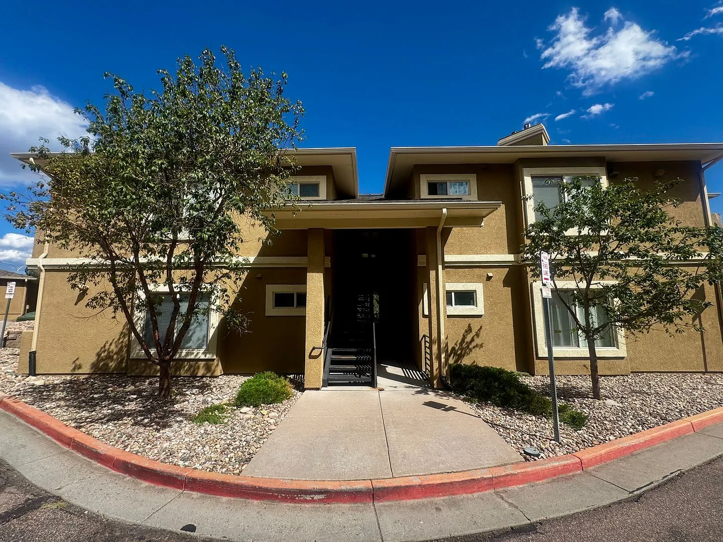 2 Bedroom Condo In Mountain Shadows — Photo 1