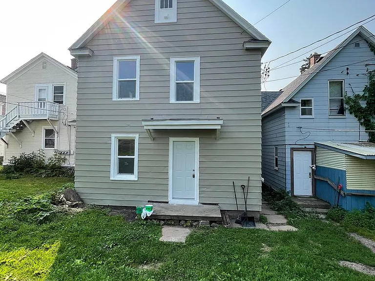 611 E 6th St — Photo 15