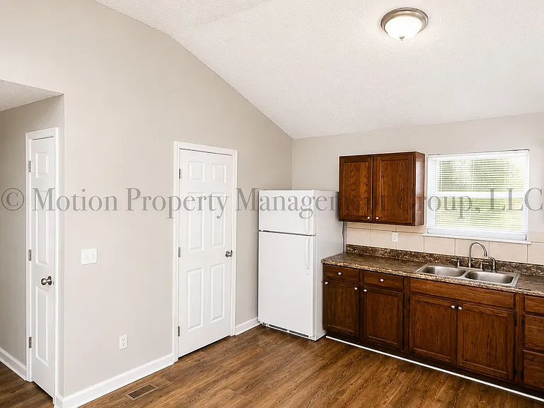 1816 S Holly St — Photo 2