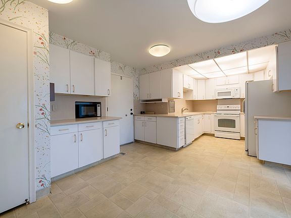 3rd image of 1038 S Oak Hills Way