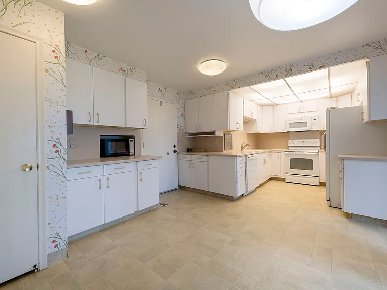 1038 S Oak Hills Way — Photo 3