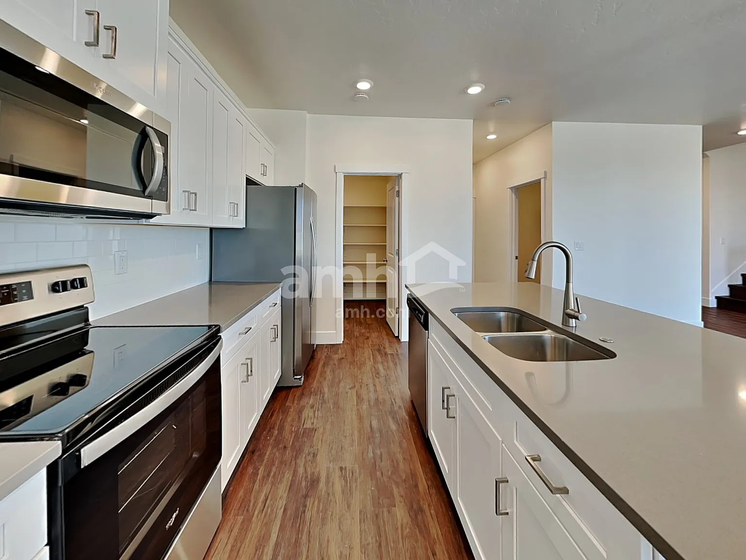 5 bed, 3.0 bath, 2490 sqft, $3,020 — Photo 3