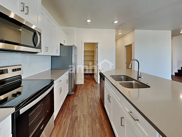 1407 E Ludlow Dr — Photo 3