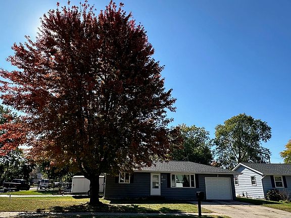 3rd image of 924 E Plymouth Ave