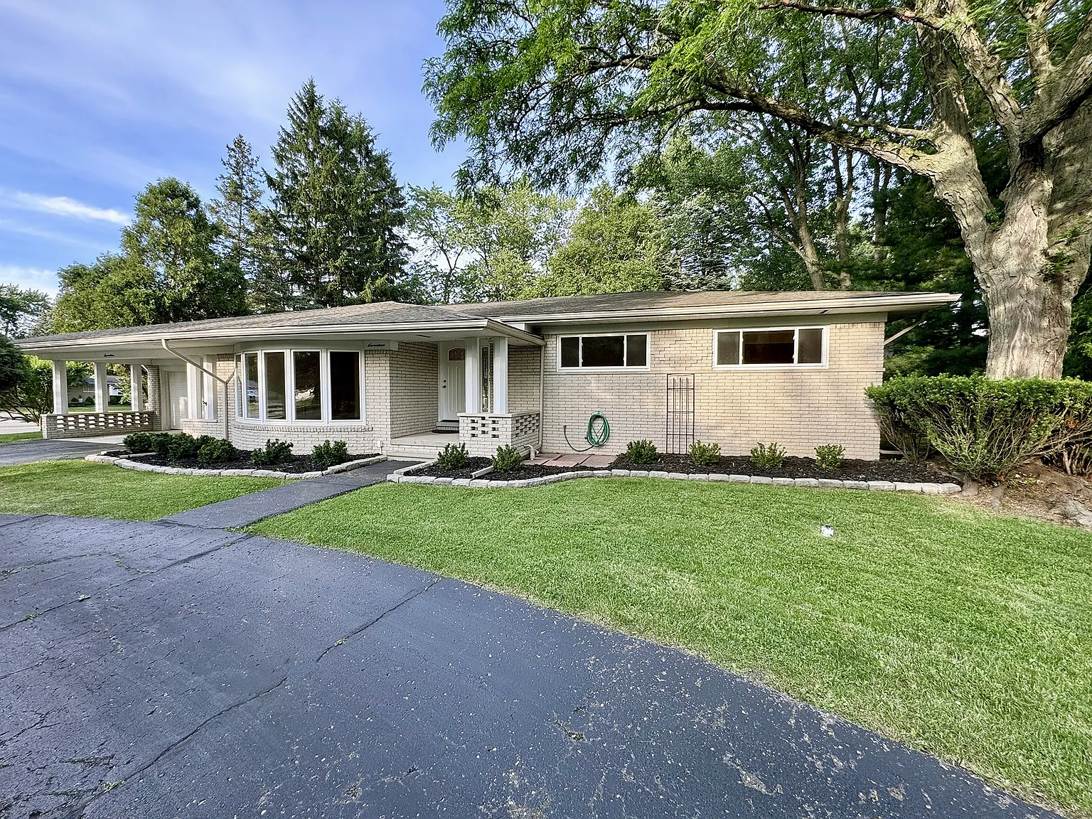 3 bed, 2.5 bath, 2055 sqft, $2,800 — Photo 2