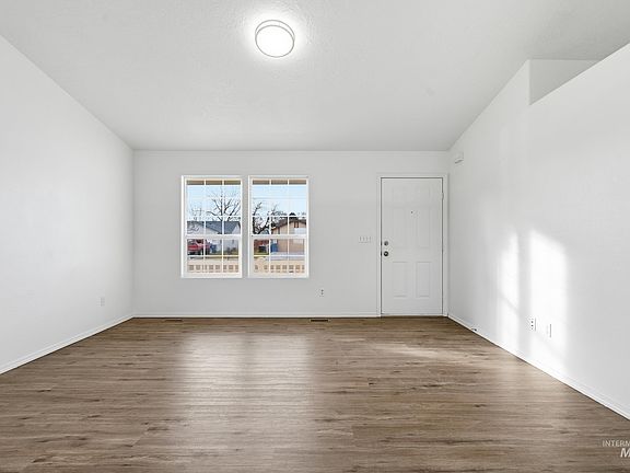 3rd image of 723 Trailside Dr