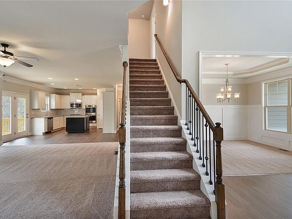 5th image of 582 Lincolnwood Ln