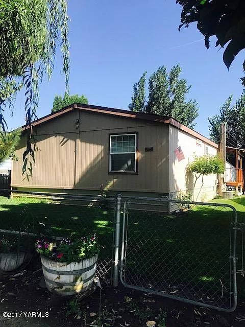 409 Maple St photo 1