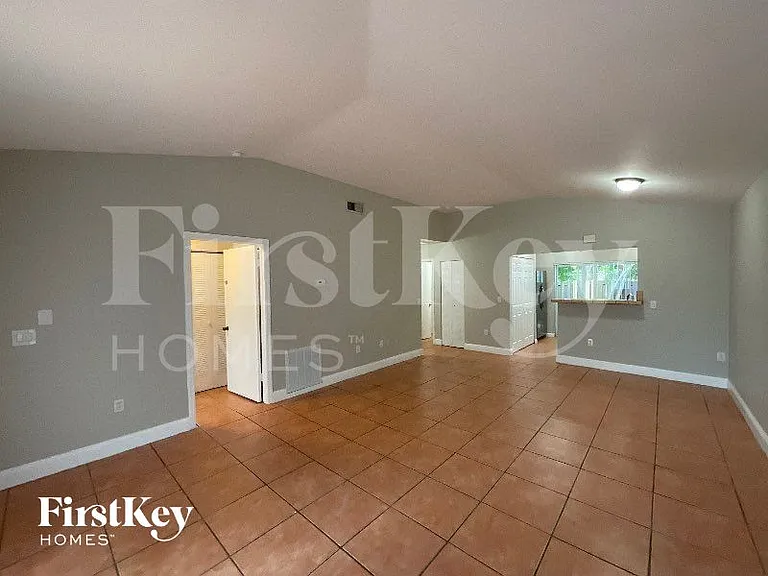 10352 SW 208th Ln — Photo 2