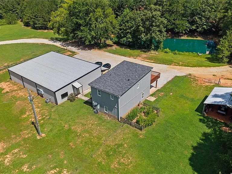 221 Columbus Dr — Photo 43