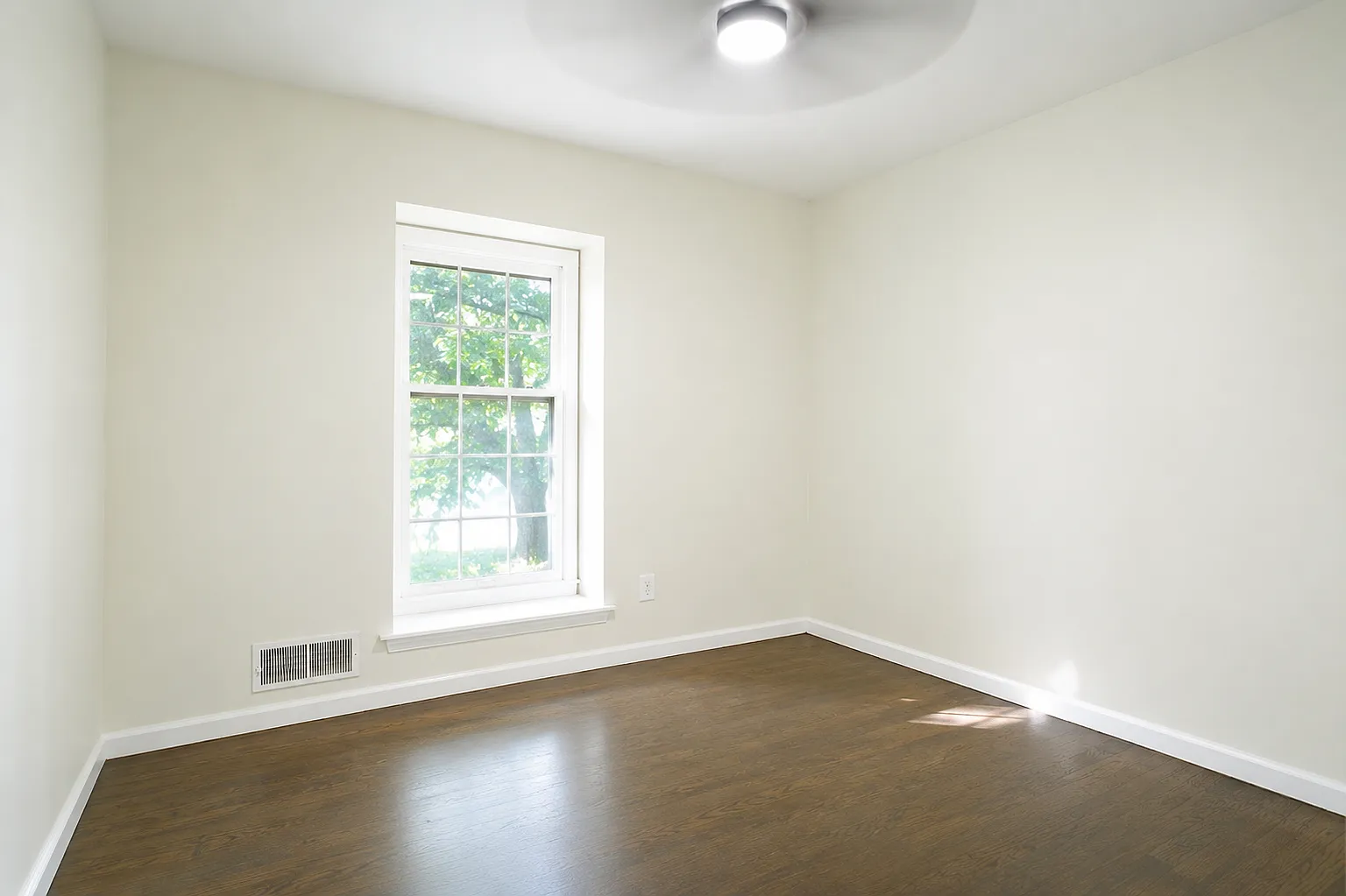 3 bed, 930 sqft, $1,774 — Photo 3