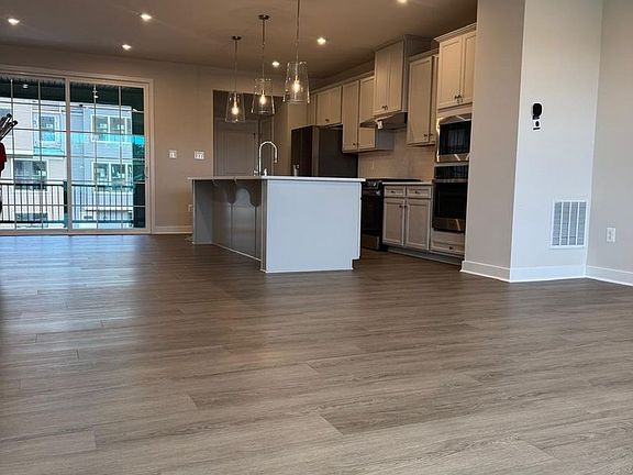 3rd image of 250 E Main St