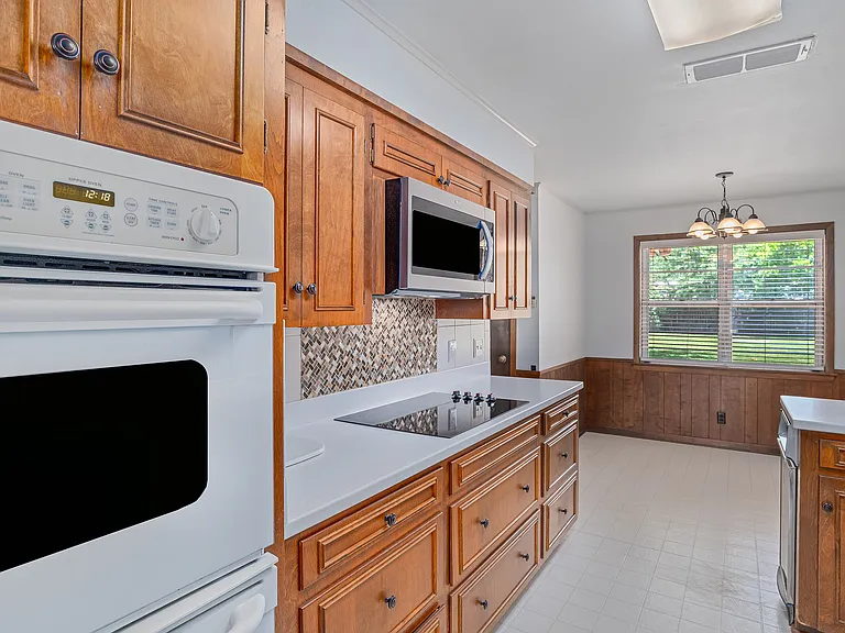 1554 Westbury Dr — Photo 6