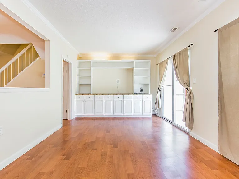 640 Counselor Sq — Photo 11