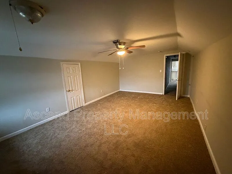 3 bed, 1.0 bath, $1,500 — Photo 4