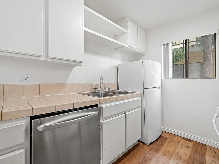 1026 Roswell Ave — Photo 6