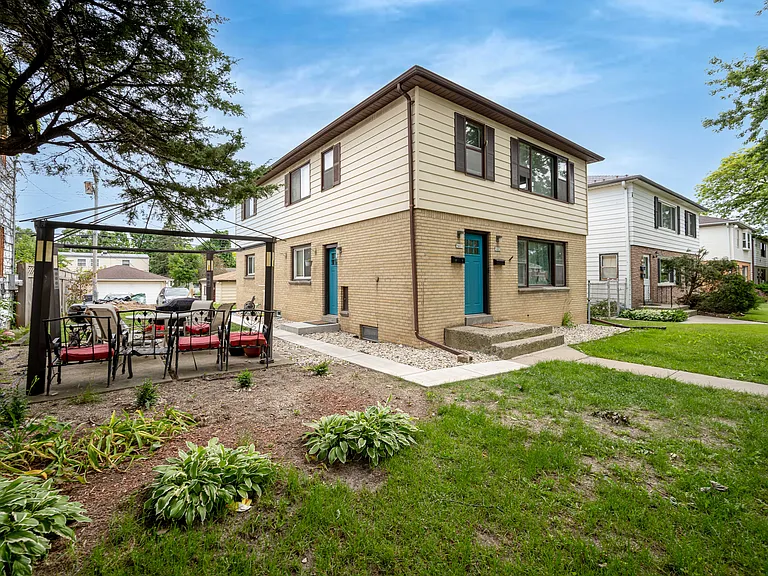 9403 W Capitol Dr — Photo 10