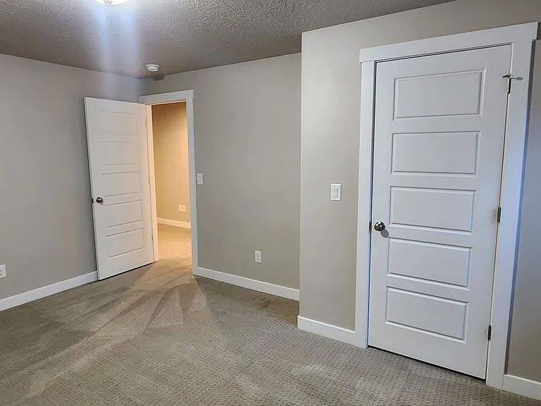 1255 N Main St — Photo 30