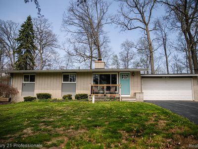 8130 Casa Mia Dr, White Lake, MI, 48386