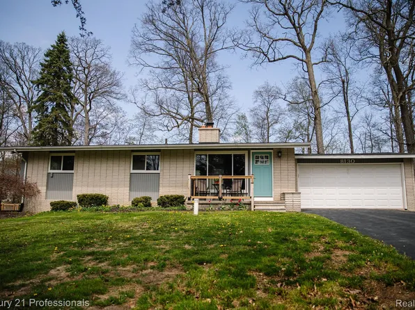 8130 Casa Mia Dr, White Lake, MI 48386