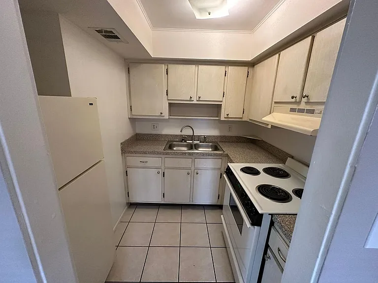 1830 Maravilla Ave #311 — Photo 3